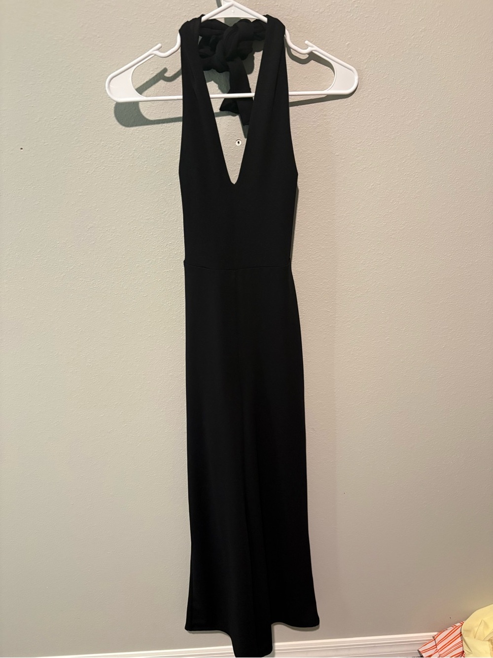 Lulu's Black One-Shoulder V-Neck Maxi Dress